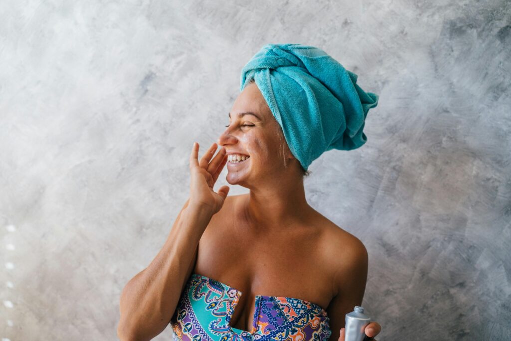 Mulher realizando rotina facial de skincare